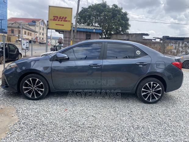 Toyota Corolla SE (1.8L 4cyl 2A) 2018 Gray photo 2
