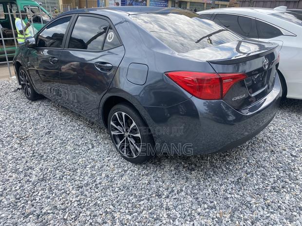 Toyota Corolla SE (1.8L 4cyl 2A) 2018 Gray photo 5