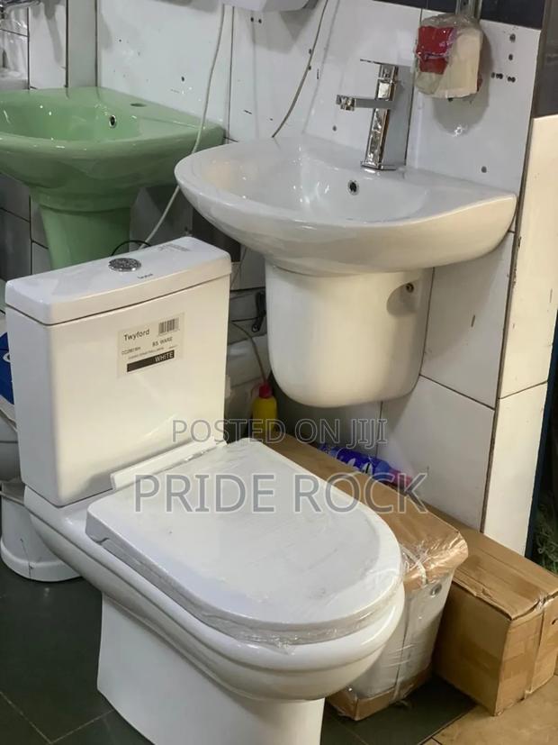 Small Tank Wc and Basin With Tap and Pop Up Waste Set · Photo 2
