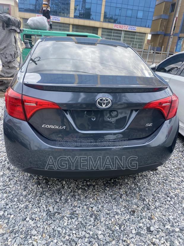 Toyota Corolla SE (1.8L 4cyl 2A) 2018 Gray photo 3