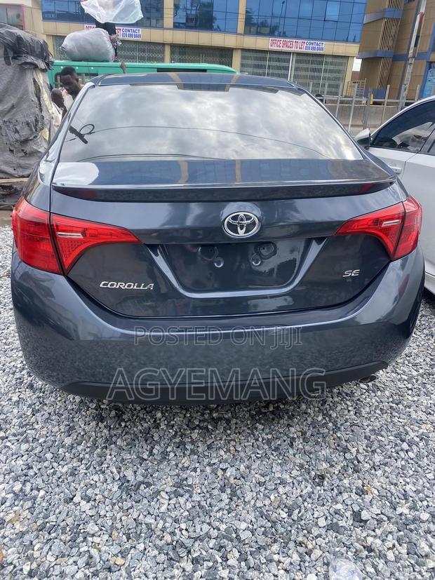 Toyota Corolla SE (1.8L 4cyl 2A) 2018 Gray photo 4