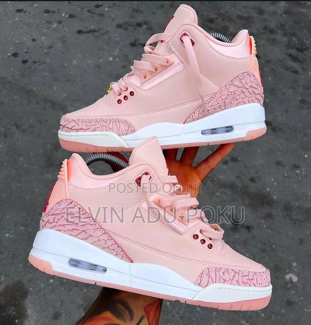 Air Jordan 3 “ Valentines “ Sneaker . · Photo 3