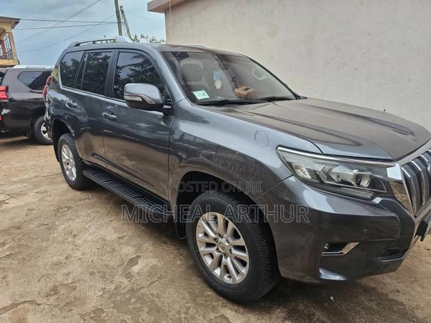 Toyota Land Cruiser Prado 2017 Gray photo 2