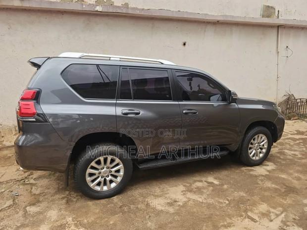 Toyota Land Cruiser Prado 2017 Gray photo 4