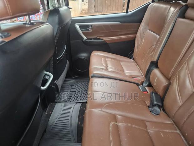 Toyota Land Cruiser Prado 2019 Black photo 4
