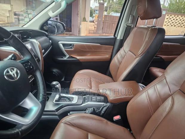 Toyota Land Cruiser Prado 2019 Black photo 5
