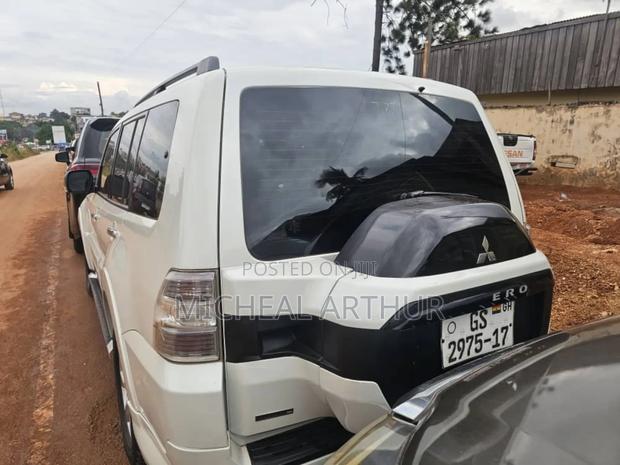 Mitsubishi Pajero 2017 White photo 3