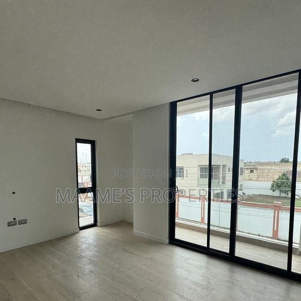 4bdrm Duplex in Dzorwulu for sale · Photo 3