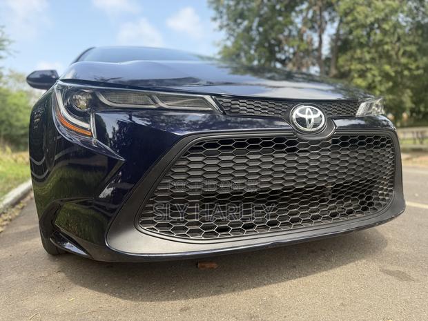 Toyota Corolla LE 2021 Blue photo 9