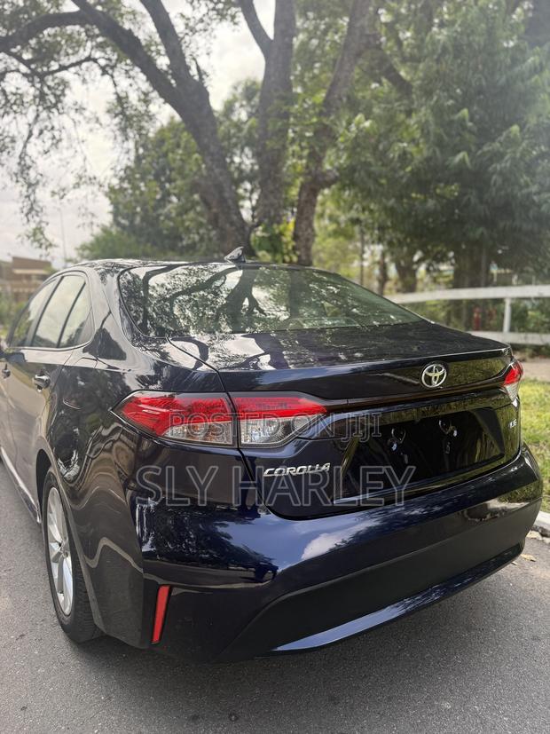 Toyota Corolla LE 2021 Blue photo 4