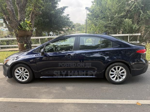 Toyota Corolla LE 2021 Blue photo 3