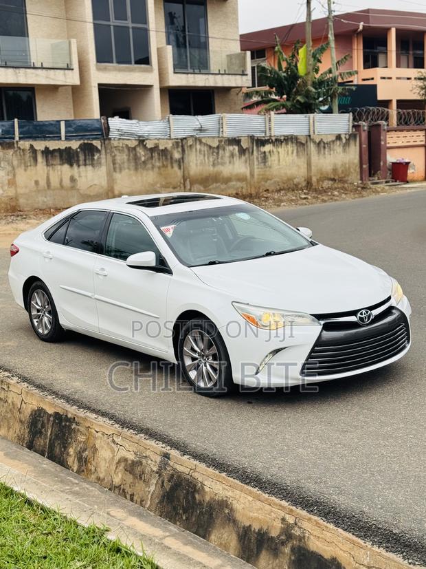 Toyota Camry XLE 4dr Sedan (2.5L 4cyl 6A) 2016 White photo 2