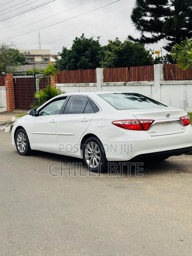 Toyota Camry XLE 4dr Sedan (2.5L 4cyl 6A) 2016 White photo 4