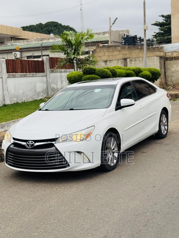 Toyota Camry XLE 4dr Sedan (2.5L 4cyl 6A) 2016 White photo 11