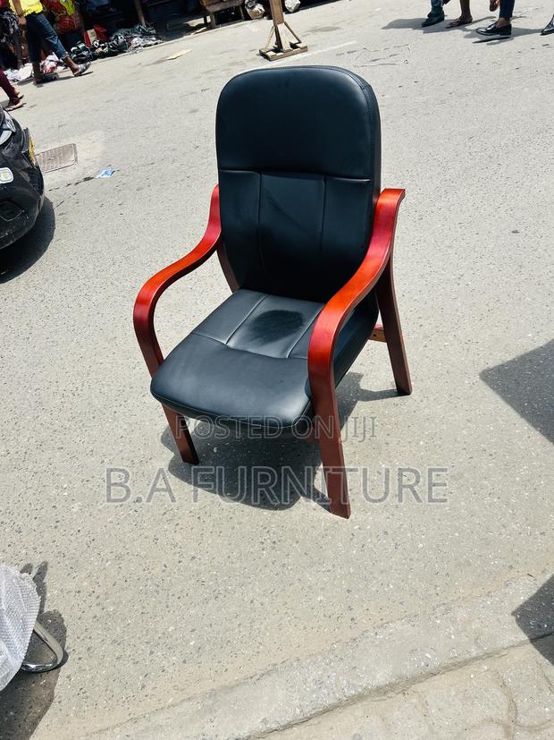 Executive Office/Conference Chair With Wooden Handle · Photo 4