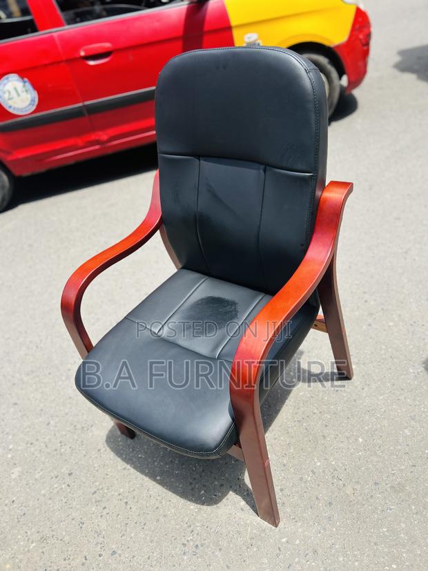Executive Office/Conference Chair With Wooden Handle · Photo 3