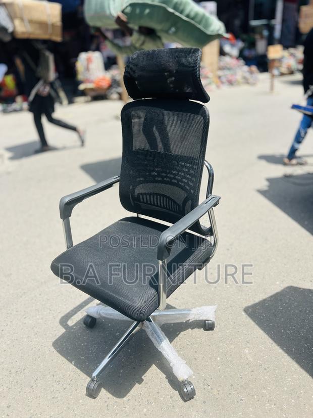 Net Office Chair With Headrest · Photo 3