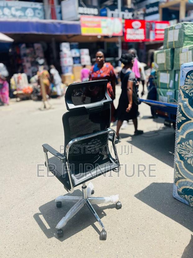 Adjustable Office Chair With Headrest · Photo 4