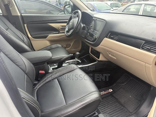 Mitsubishi Outlander 2.0 PHEV AWD 2019 White photo 3