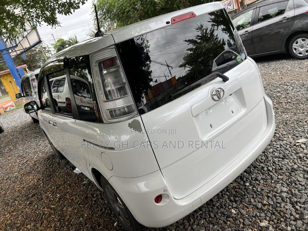 Toyota Sienta 1.5 AWD 2012 White photo 6