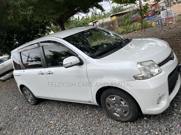 Toyota Sienta 1.5 AWD 2012 White photo 10
