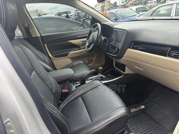 Mitsubishi Outlander 2.0 PHEV AWD 2019 White photo 12