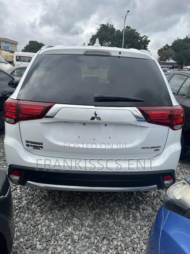 Mitsubishi Outlander 2.0 PHEV AWD 2019 White photo 9