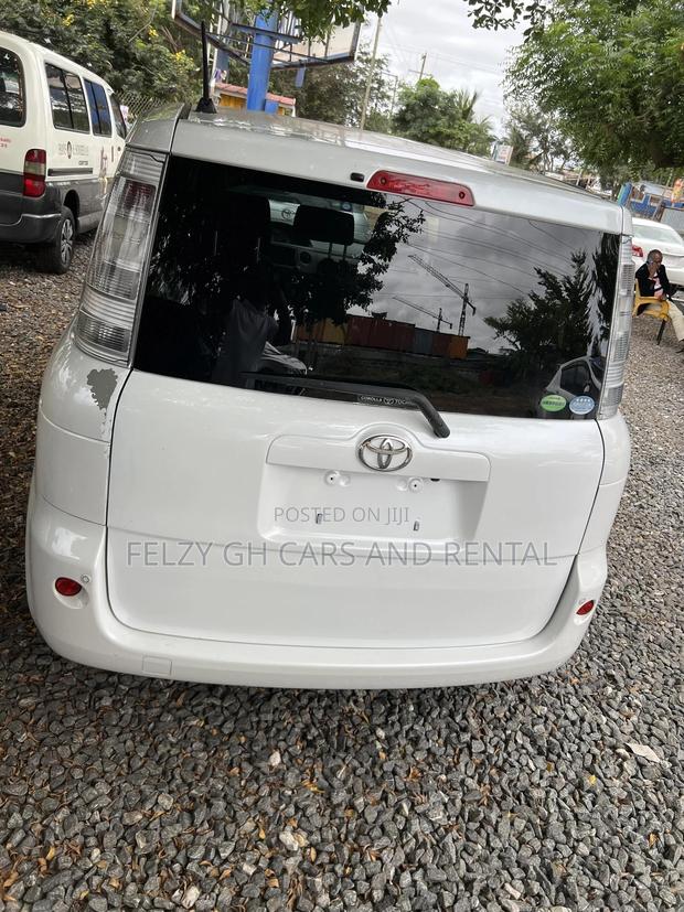 Toyota Sienta 1.5 AWD 2012 White photo 3