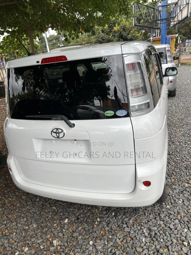 Toyota Sienta 1.5 AWD 2012 White photo 2