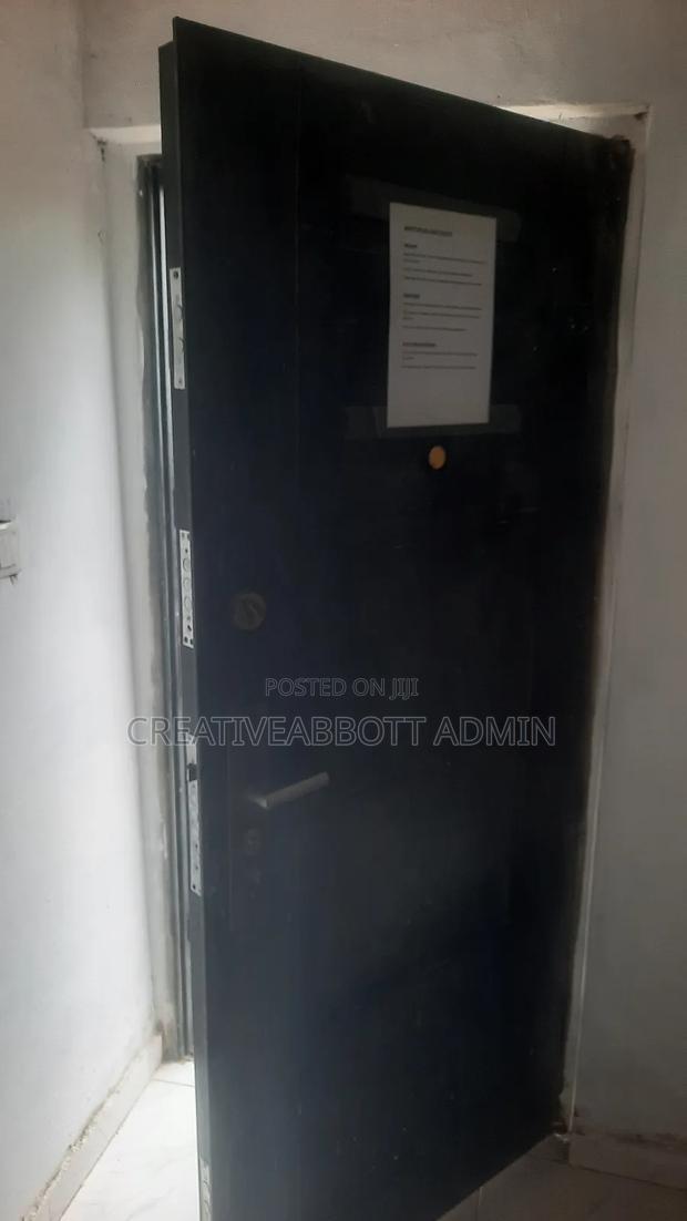 Furnished Room for Short Let photo 5