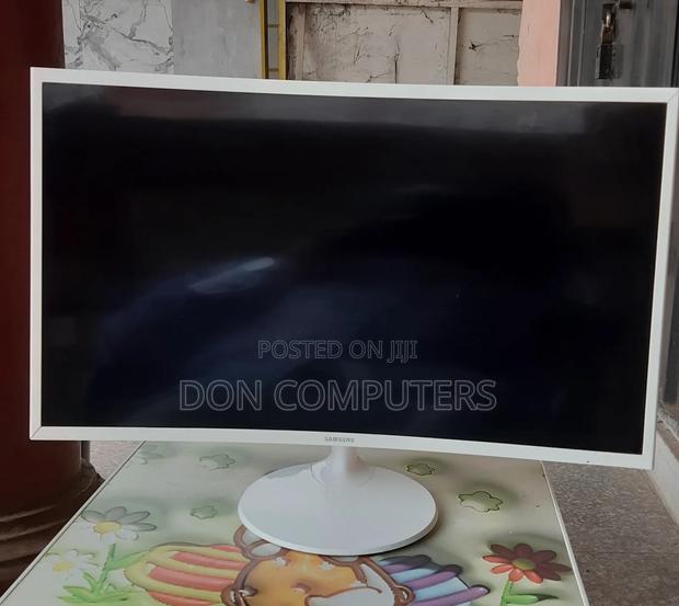 Samsung 32 Inches Curved Monitor photo 2