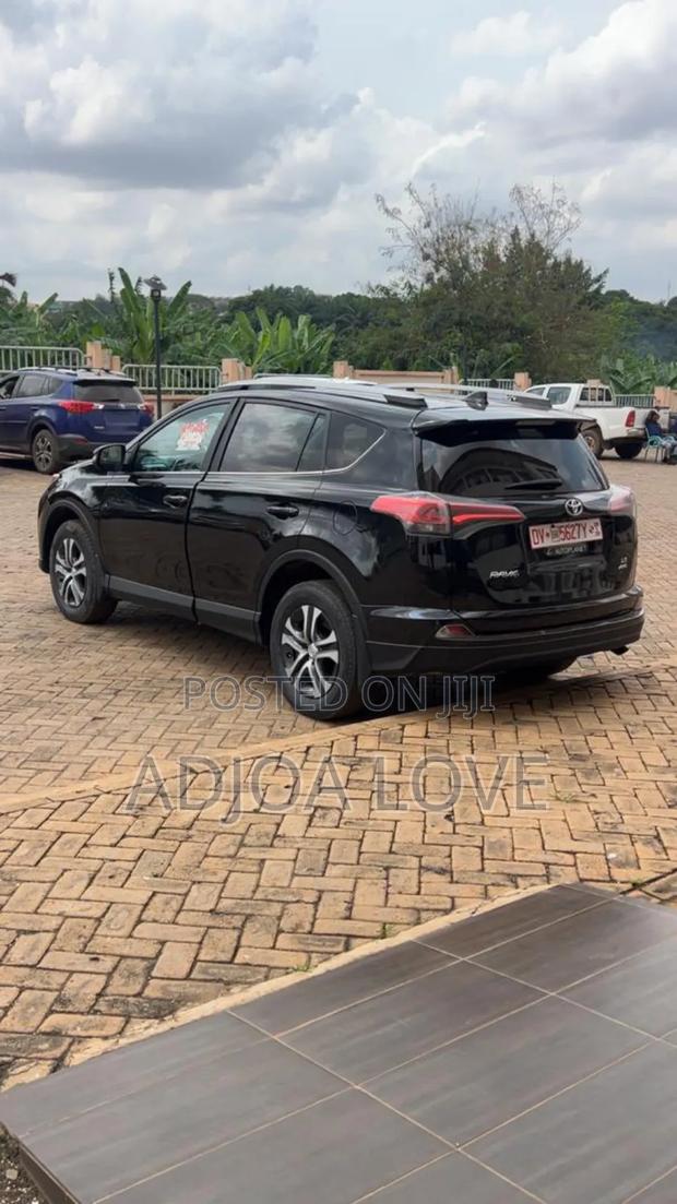 Toyota RAV4 LE AWD (2.5L 4cyl 6A) 2017 Black photo 4