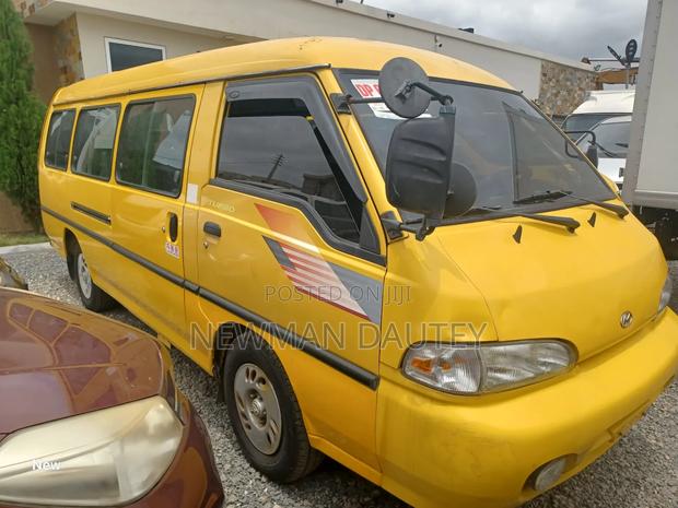 Hyundai H-100 2000 Yellow
