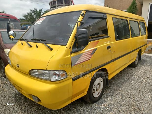 Hyundai H-100 2000 Yellow