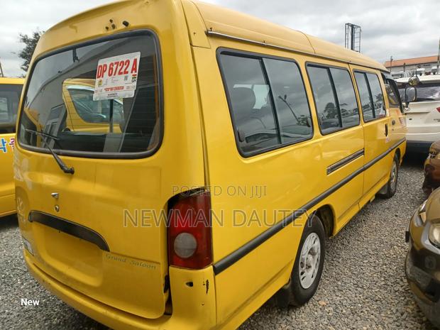 Hyundai H-100 2000 Yellow