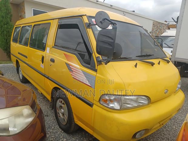 Hyundai H-100 2000 Yellow