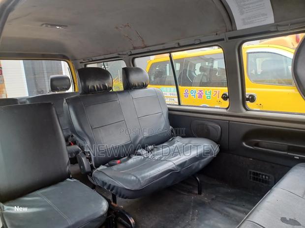 Hyundai H-100 2000 Yellow