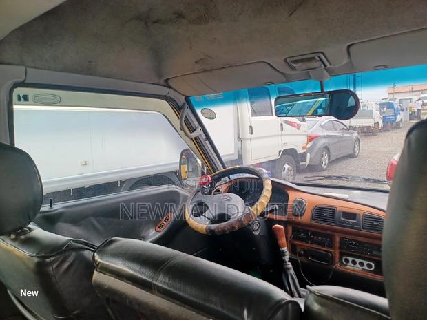 Hyundai H-100 2000 Yellow