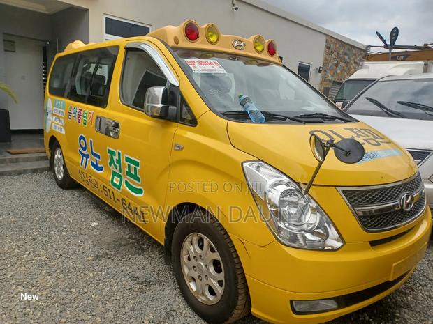 Hyundai Starex 2011 Yellow
