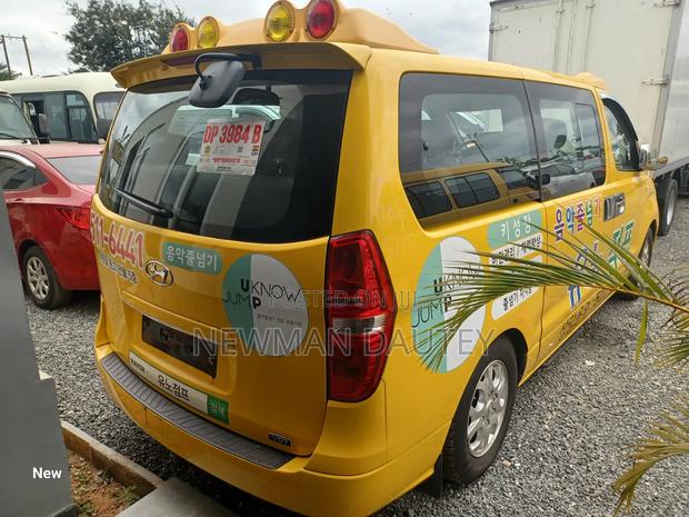 Hyundai Starex 2011 Yellow