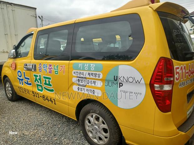 Hyundai Starex 2011 Yellow