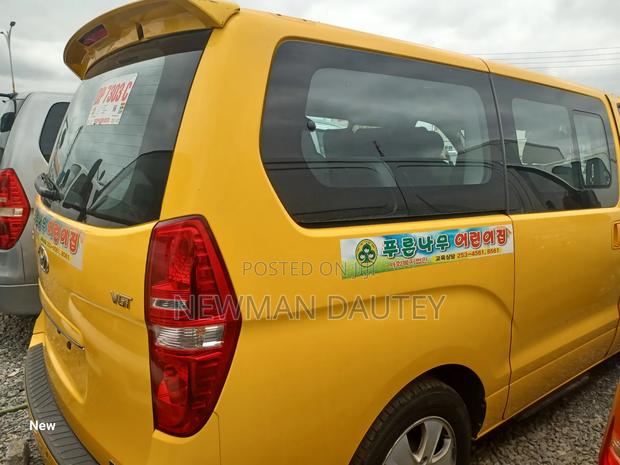 Hyundai Starex 2011 Yellow