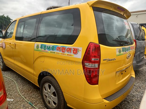 Hyundai Starex 2011 Yellow