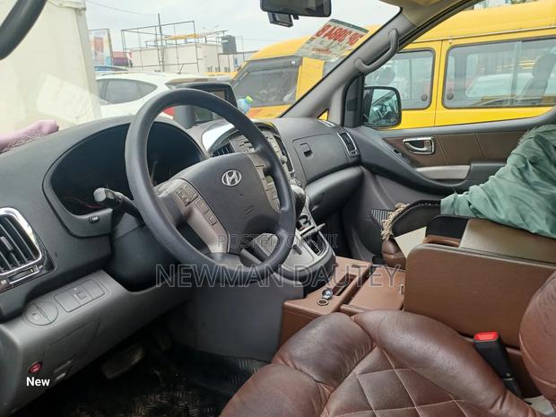 Hyundai Starex 2011 Yellow