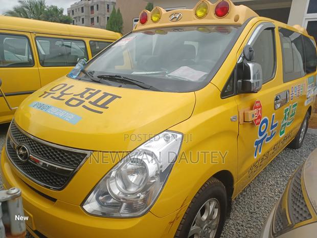 Hyundai Starex 2011 Yellow