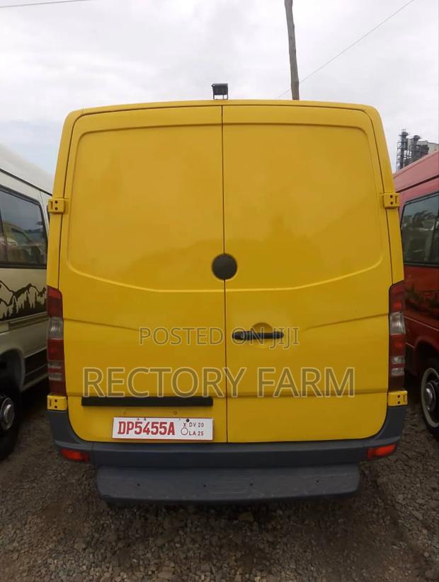 Mercedes-Benz Sprinter 2012 Yellow photo 2