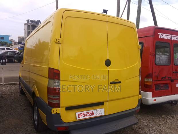 Mercedes-Benz Sprinter 2012 Yellow photo 3