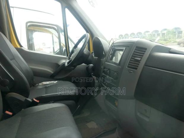 Mercedes-Benz Sprinter 2012 Yellow photo 4