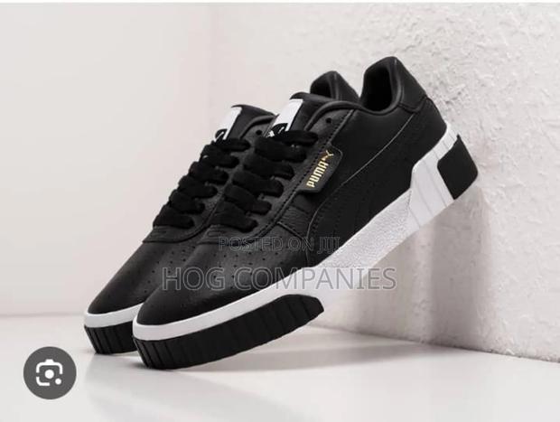 Classic Sneakers · Photo 4