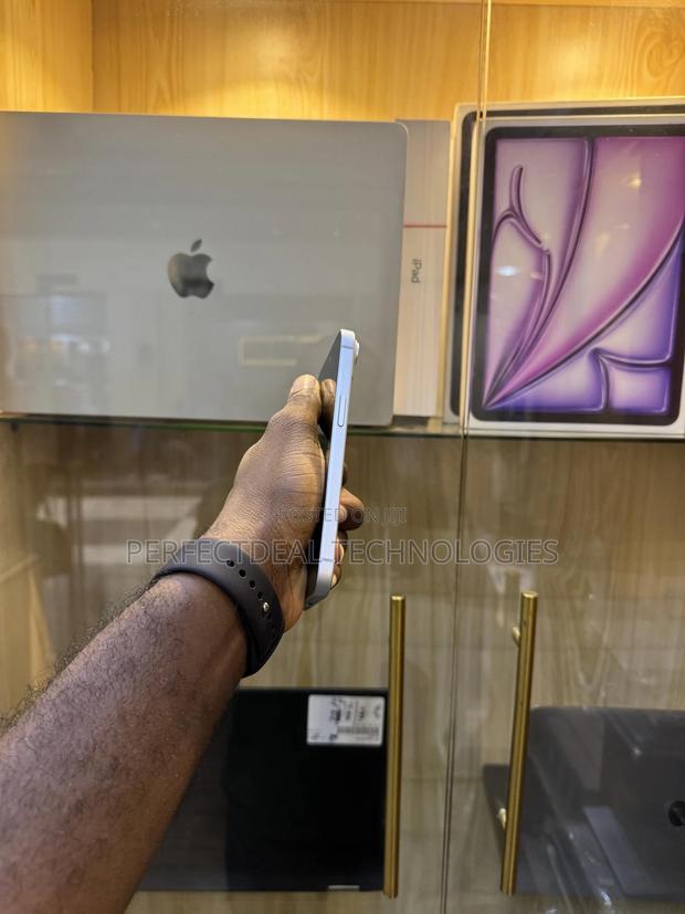 New Apple iPhone 15 128 GB White photo 2